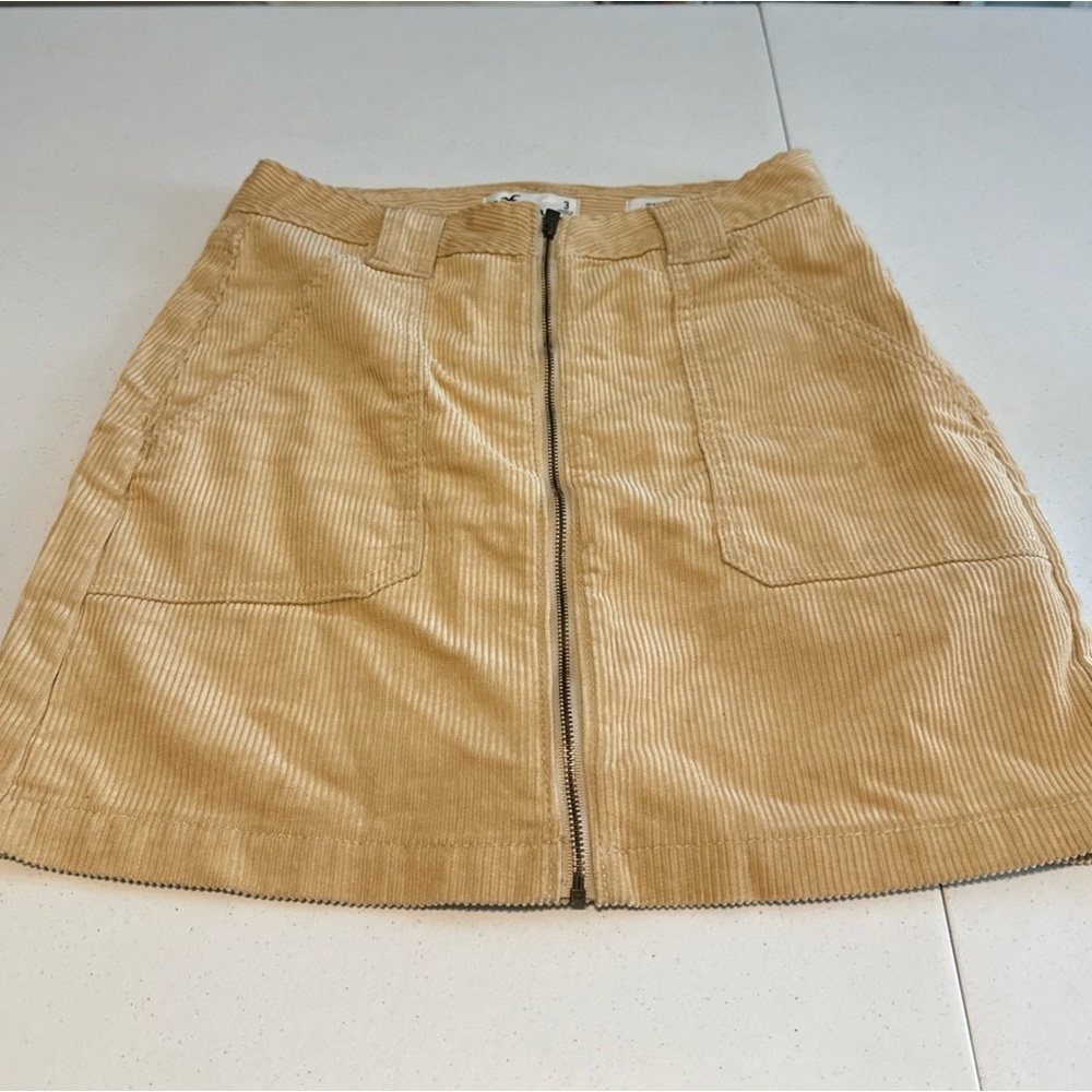 EUC Hollister tan corduroy full-zip mini skirt, size 3 (Juniors)